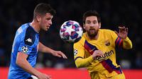 Pemain Barcelona Lionel Messi (kanan) berebut bola dengan pemain Napoli Diego Demme pada pertandingan babak 16 besar Liga Champions di San Paolo Stadium, Naples, Italia, Selasa (25/2/2020). Pertandingan berakhir dengan skor 1-1. (Alfredo Falcone/LaPresse Via AP)