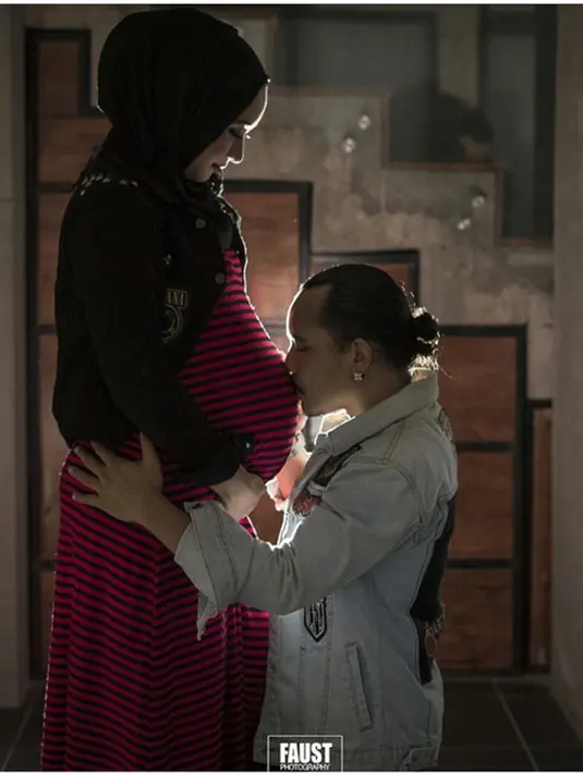 Tidak ada keterangan dimana istri gitaris itu melahirkan anak pertama buah cintanya tersebut. Ribuan pengikutnya memberikan like. Sekitar 10 jam sejak diunggah foto itu mendapat enam ribu lebih like. (Instagram/cellanadalam)