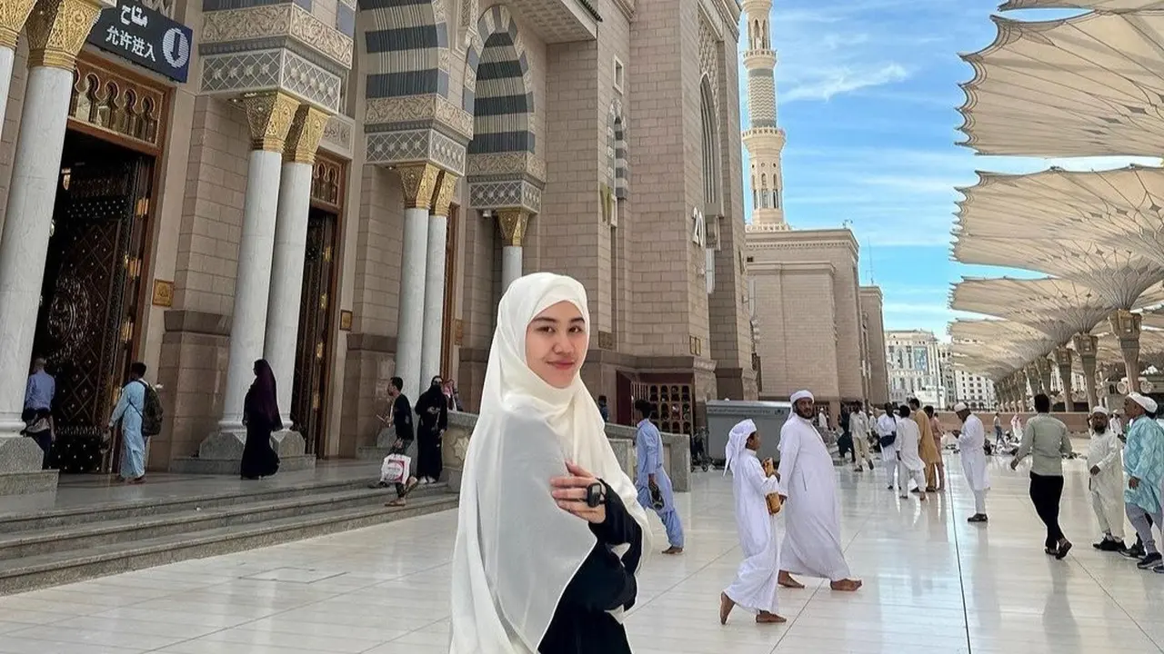 Aaliyah Massaid saat ini sedang menjalani ibadah umrah