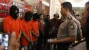 Kapolres Metro Jakarta Selatan, Kombes Pol Mardiaz Kusin Dwihananto berbincang dengan tiga  tersangka saat rilis kasus 365 KUHP di Polres Metro Jakarta Selatan, Jumat (23/2). (Liputan6.com/Arya Manggala)