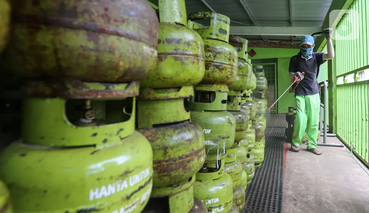 Karyawan menyemprotkan cairan disinfektan ke tabung gas ukuran 3 kg di Agen LPG 3 kg, Bojongsari, Depok, Senin (4/5/2020). Penyemprotan diharapkan dapat memberikan keamanan dan kenyamanan para pelanggan sebagai upaya pencegahan penyebaran Covid-19. (Liputan6.com/Fery Pradolo)