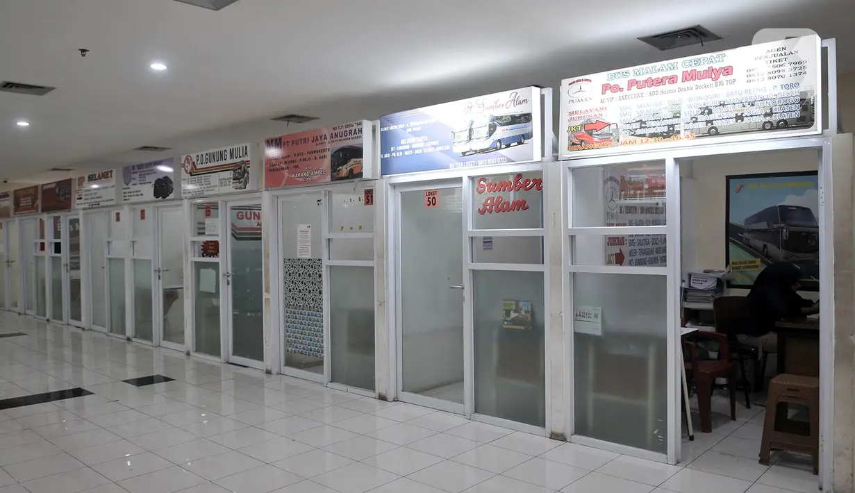 Loket layanan tiket PO bus AKAP  di Terminal Terpadu Pulogebang, Jakarta, Rabu (10/6/2020). Melambungnya harga tiket saat pandemi Covid-19 serta ditambah adanya pemberlakuan wajib memiliki SIKM bagi calon penumpang  membuat terminal sepi. (merdeka.com/Iqbal S. Nugroho)