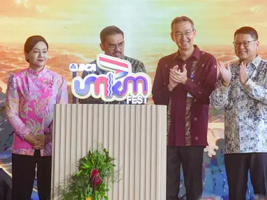 (dari kiri) Ketua Dewan Komisioner Otoritas Jasa Keuangan (OJK Friderica Widyasari Dewi, Menteri UMKM Maman Abdurrahman,  Presiden Direktur BCA Gregory Hendra Lembong dan Wakil Presdir BCA John Kosasih saat membuka kegiatan BCA UMKM Fest 2026 di Indonesia Arena, Senayan, Jakarta, Jumat, 21 Agustus 2026. (KLY/ Arie Basuki)