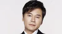(Foto: koreaboo.com via Kapanlagi) Yang Hyun Suk menempati posisi kedua sebagai orang yang memiliki saham terbesar di industri hiburan Korea.