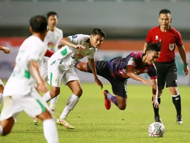 Pemain Rans Nusantara FC, Ady Setiawan, terjatuh saat berusaha melewati pemain PSS Sleman pada laga BRI Liga 1 di Stadion Pakansari, Bogor, Jumat (29/7/2022). (Bola.com/M Iqbal Ichsan)