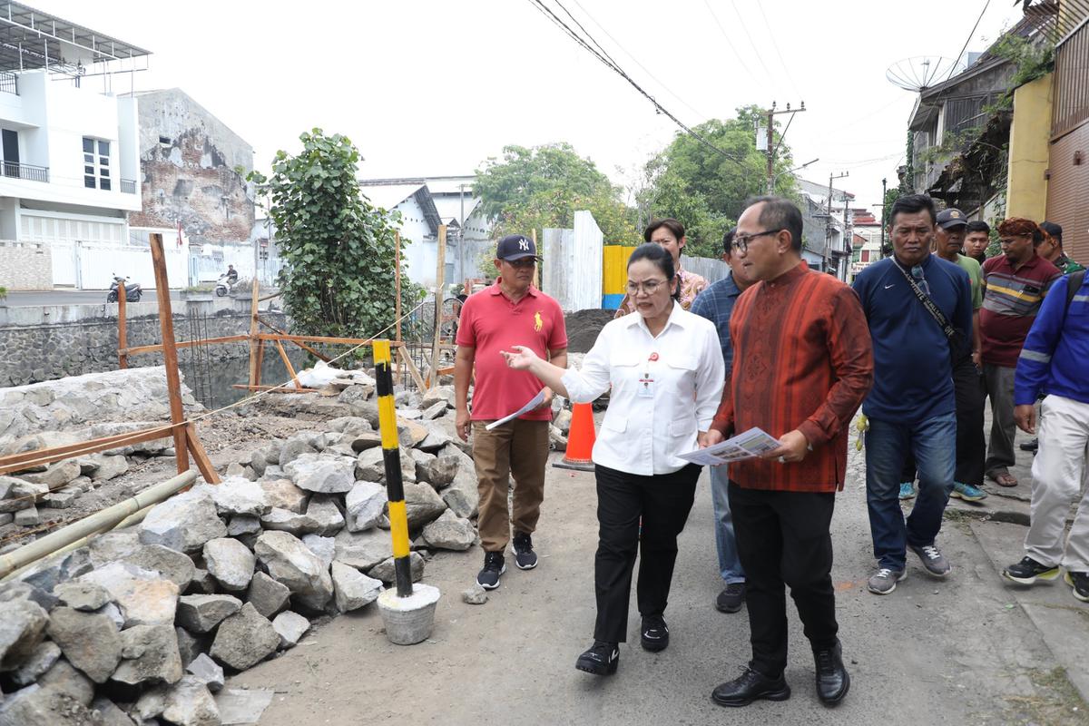 Wali Kota Semarang, Agustina Wilujeng meninjau langsung lokasi rumah pompa di Jalan Petudungan Kecamatan Semarang Tengah