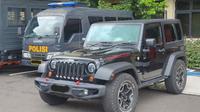 Penampakan Mobil Jeep Rubicon hitam yang dipakai tersangka Mario Dandy Satriyo anak pejabat Kantor Wilayah Direktorat Jenderal Pajak (DJP) Jakarta Selatan yang diduga melakukan penganiayaan. (Merdeka.com/Bachtiarudin Alam)