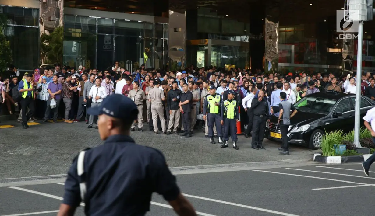 Sejumlah karyawan berkumpul di sebrang kantor Bursa Efek Indonesia (BEI) saat balkon lantai 1 bangunan ambruk, Jakarta, Senin (15/1). (Liputan6.com/Johan Tallo)