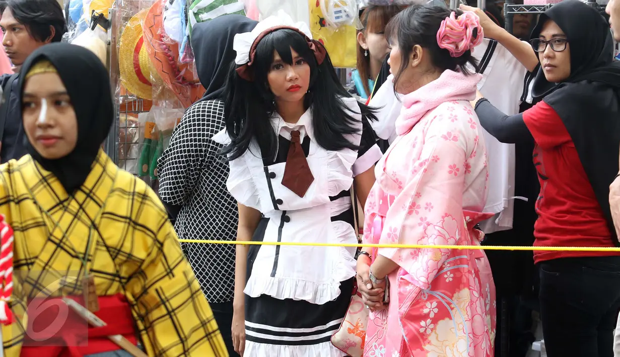 Pengunjung memakai kimono saat Festival Jakarta Little Tokyo 2017, Jakarta, Sabtu (13/5). Festival tersebut menjadi ajang untuk masyarakat Indonesia melihat langsung kebudayan negri matahari tersebut. (Liputan6.com/Angga Yuniar)