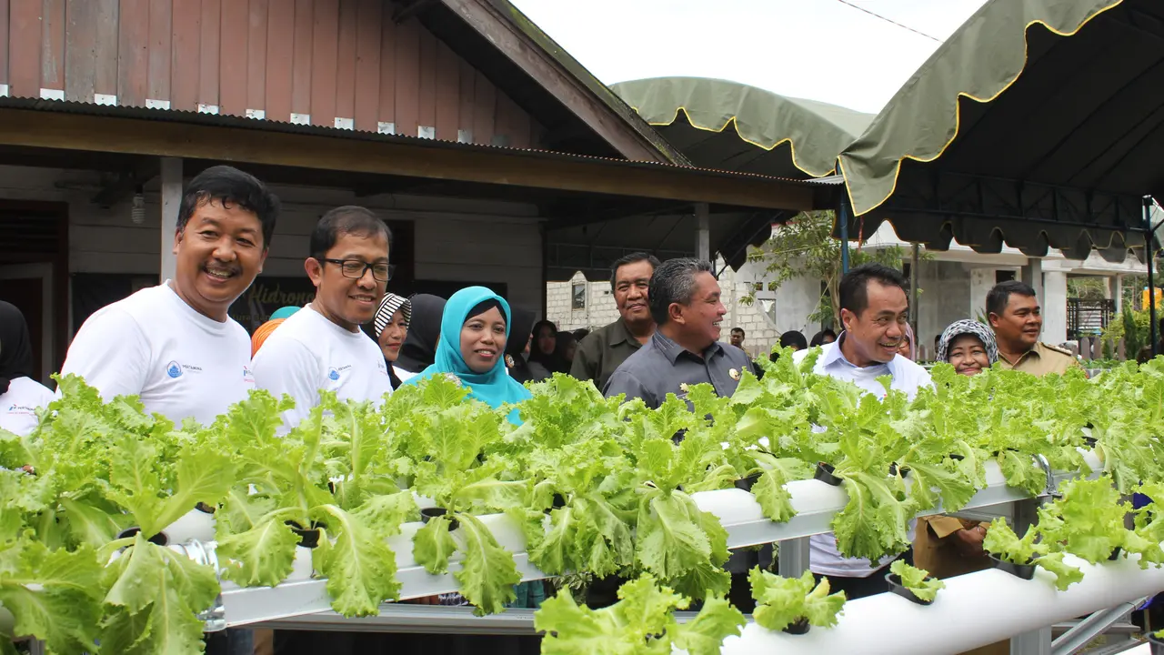 Pertamina Serahkan Bantuan CSR pada Kelompok Wanita Tani Rejeki Kartini