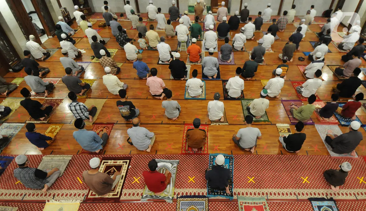 Umat muslim melaksanakan salat tarawih pertama 1 Ramadan 1442 H di Masjid Raya Cinere, Depok, Jawa Barat, Senin (12/4/2021). Hari ini, umat muslim melaksanakan ibadah salat tarawih pertama untuk selanjutnya menjalankan ibadah puasa satu bulan ke depan. (merdeka.com/Arie Basuki)