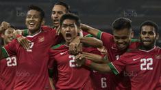 Para pemain Timnas Indonesia merayakan gol yang dicetak Septian David Maulana saat melawan Filipina pada laga SEA Games di Stadion Shah Alam, Selangor, Kamis (17/8/2017). Indonesia menang 3-0 atas Filipina. (Bola.com/Vitalis Yogi Trisna)