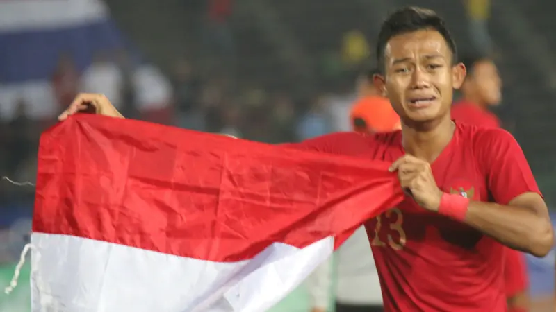 Gelandang Timnas Indonesia, Sani Rizki, merayakan gelar juara Piala AFF U-22 2019 setelah mengalahkan Thailand pada laga final. (Bola.com/Zulfirdaus Harahap)
