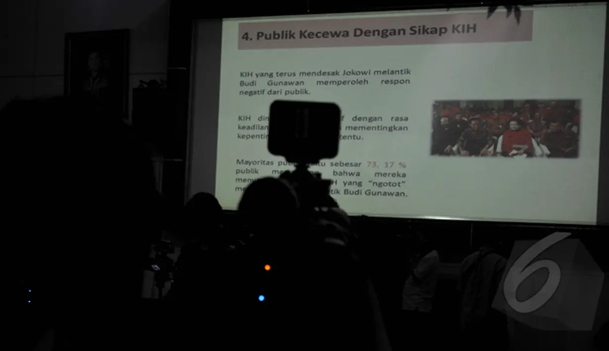Hasil survei LSI menemukan publik yang kecewa dengan KIH dalam kasus Komjen Budi Gunawan, Jakarta, Selasa (24/2/2015). Tampak foto Jokowi dalam layar yang ditampilkan (Liputan6.com/Johan Tallo)