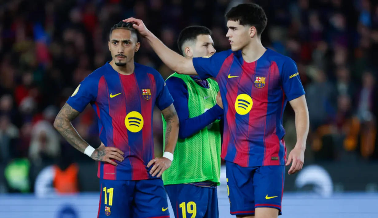 Pemain Barcelona, Raphinha, tampak kecewa setelah laga melawan Atletico Madrid pada leg kedua Copa del Rey 2025/2026 di Stadion Camp Nou, Rabu (04/03/2026). (AP Photo/Joan Monfort)