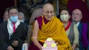 <p>Pemimpin spiritual Tibet Dalai Lama memimpin acara peringatan ulang tahunnya yang ke-88 di Kuil Tsuglakhang, Dharamshala, India, Kamis (6/7/2023). Acara ini diikuti oleh ratusan warga Tibet. (AP Photo/Ashwini Bhatia)</p>