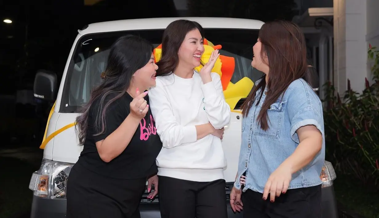 Ternyata, keributan tersebut bagian dari skenario untuk memancing Sarwendah keluar rumah. Pemeran dalam film Bus Om Bebek itu kembali mendapatkan kejutan dan hadiah mobil untuk barang. [Instagram/sarwendah29]