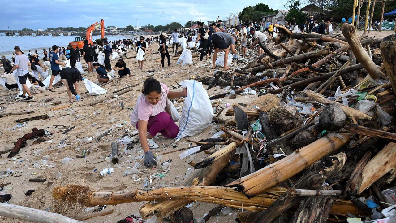 Aksi Bersama Membersihkan Sampah di Pantai Kedonganan Bali