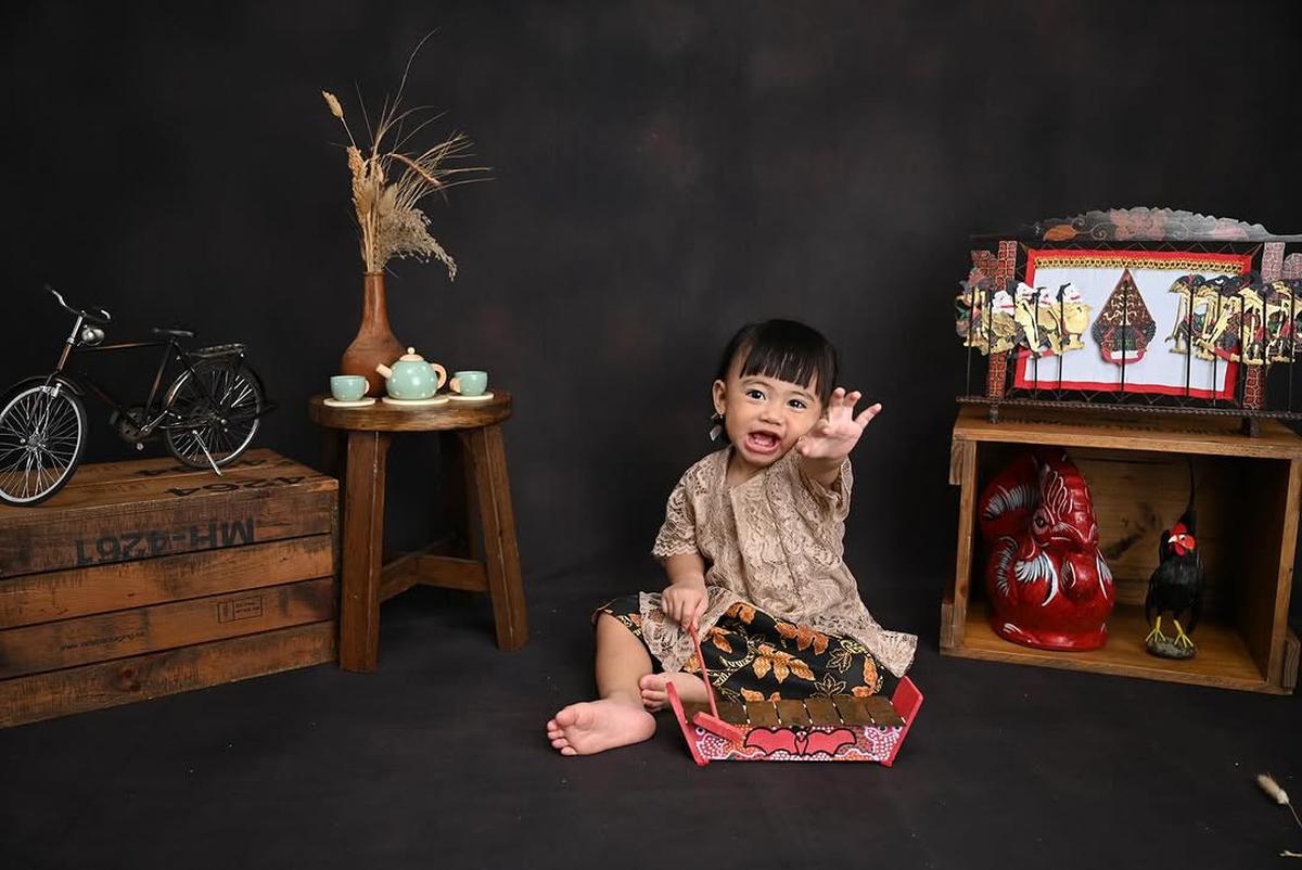 Potret Terbaru Dua Anak Felicya Angelista dan Caesar Hito dengan Baju Jawa, Super Lucu