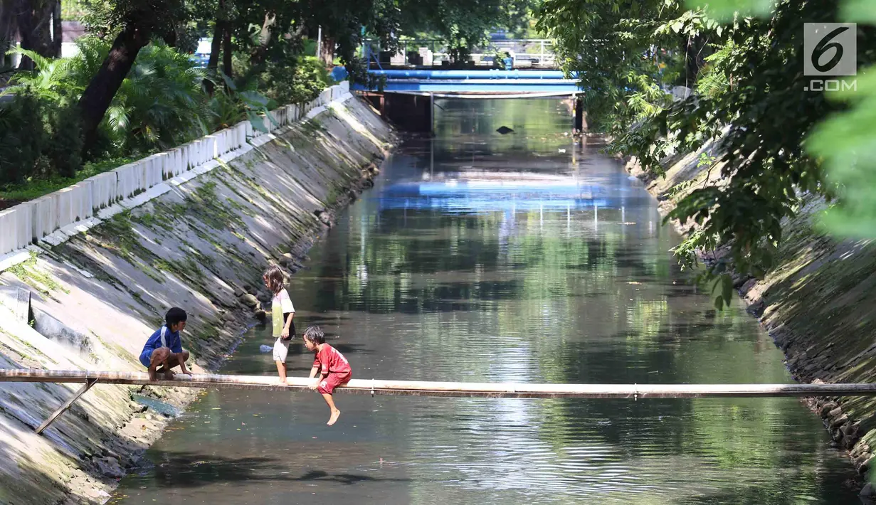 Anak-anak bermain di sungai di Jakarta, Sabtu (7/4). Taman Maju Bersama dan Taman Pintar tersebut juga akan berfungsi sebagai ruang publik, tempat bermain ramah anak, perpustakaan, berolahraga, dan bersosialisasi. (Liputan6.com/Angga Yuniar)