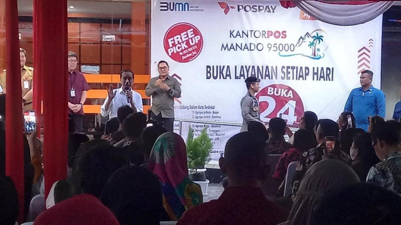 Presiden RI Joko Widodo saat menyapa penerima PKH, di Kantor Pos Manado pada, Kamis (28/12/2023).