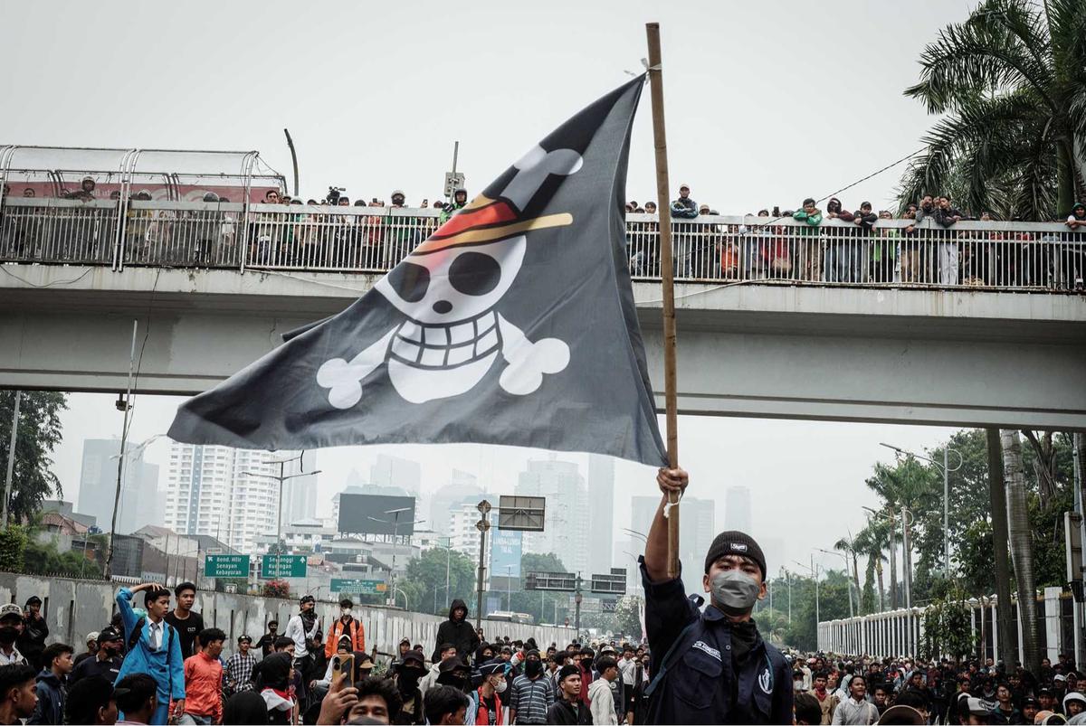 FOTO: Aksi  Demo DPR 25 Agustus, Massa Bentrok dengan Aparat