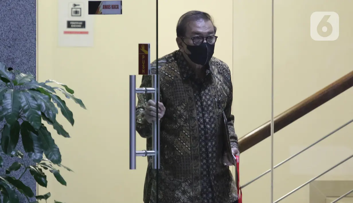 Mantan Gubernur Jawa Timur (Jatim), Soekarwo usai menjalani pemeriksaan di Gedung Merah Putih Komisi Pemberantasan Korupsi (KPK), Jakarta, Selasa (8/11/2022). Soekarwo diperiksa sebagai saksi dalam penyidikan kasus dugaan suap perihal pengalokasian anggaran bantuan keuangan Provinsi Jawa Timur periode 2014-2018 dengan tersangka Budi Setiawan. (Liputan6.com/Helmi Fithriansyah)