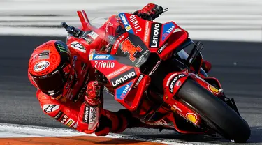 Pembalap Italia Francesco Bagnaia dari Tim Ducati Lenovo mengemudikan sepeda motornya saat balapan MotoGP Valencia 2023, balapan terakhir musim ini, di Sirkuit Ricardo Tormo, Cheste dekat Valencia, Spanyol, Minggu (26/11/2023). (AP Photo/Alberto Saiz)