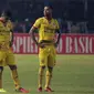 Dua pemain Sriwijaya FC, Alberto Goncalves (kiri) dan Hilton Moreira terdiam saat laga  melawan Persija dihentikan akibat kericuhan suporter Persija dengan petugas kepolisian di Stadion GBK  Jakarta, Jumat (24/6/2016). (Liputan6.com/Helmi Fithriansyah)