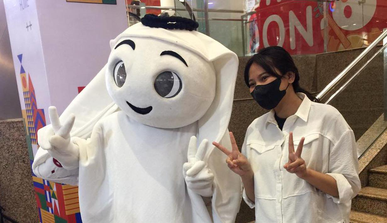 Antusiasme masyarakat Surabaya bertemu La'eeb sangat besar. Di mana banyak yang mengabadikan momen bersama sang maskot. (Procomm Surya Citra Media)