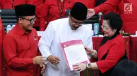 Ketua Umum PDIP Megawati Soekarno Putri (kanan) menyerahkan surat rekomendasi pada Pasangan Cagub-Cawagub Jawa Timur, Saifullah Yusuf (baju putih) dan Abdullah Azwar Anas usai ditetapkan di Jakarta, Minggu (15/10). (Liputan6.com/Helmi Fithriansyah)