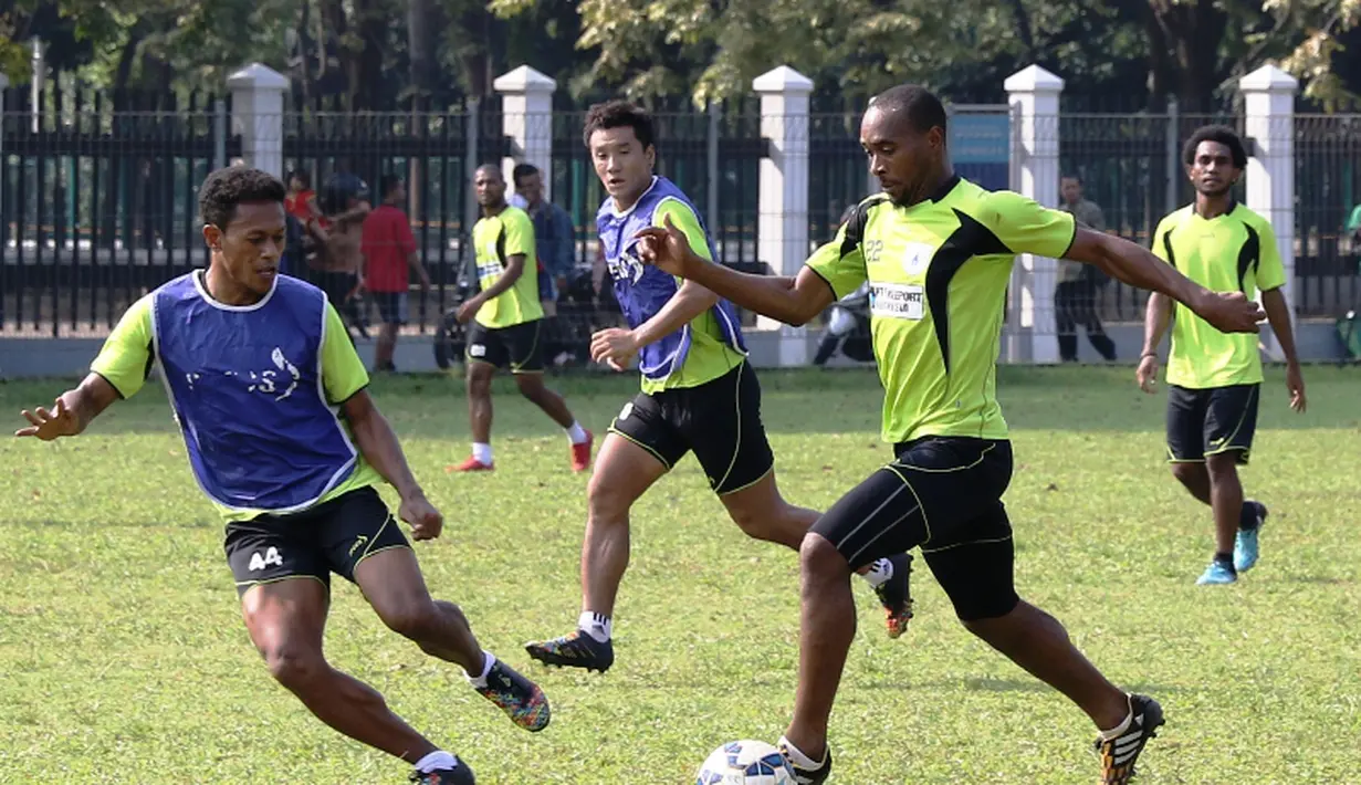 Suasana latihan terakhir Persipura di Lapangan C Gelora Bung Karno, Senayan, Jakarta. Jumat (8/5). Persipura bersiap menghadapi  tuan rumah Bengaluru FC India. (bola.com/Arief Bagus)