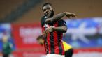 Gelandang AC Milan, Franck Kessie melakukan selebrasi usai mencetak gol penyeimbang 1-1 ke gawang Udinese di masa injury time dalam laga lanjutan Liga Italia 2020/21 pekan ke-25 di San Siro Stadium, Rabu (3/3/2021). AC Milan bermain imbang 1-1 dengan Udinese. (AP/Antonio Calanni)