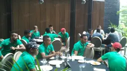 Para pemain Timnas Indonesia makan ditempat terpisah saat berada di Hotel Aston Sentul, Jawa Barat, Rabu (14/12/2016). (Bola.com/Vitalis Yogi Trisna)