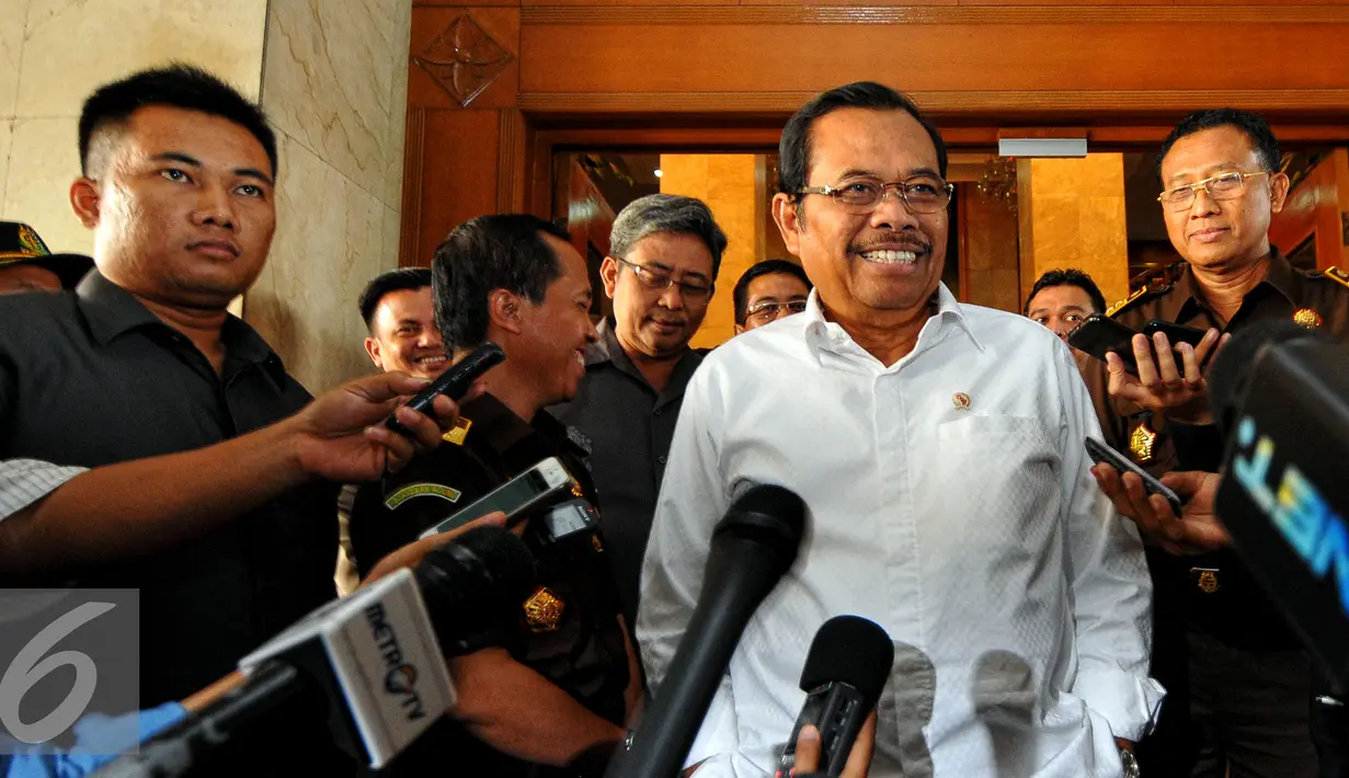 Jaksa Agung, M Prasetyo saat ditanya wartawan terkait lima calon komisioner KPK di Jakarta, Selasa (23/6/2015). Lima nama tersebut yakni Joko Soebagyo, Djasman Pandjaitan, Sri Haryati SH MH, Suhardi SH MH dan M Rum SH MH. (Liputan6.com/Yoppy Renato)