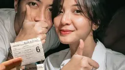 Vidi Aldiano menyambut girang kepulangan Sheila Dara. Ia juga membuat dekorasi meriah di rumah. Bahkan segera nonton bareng di bioskop mengobati rindu. (Liputan6.com/IG/@vidialdiano).