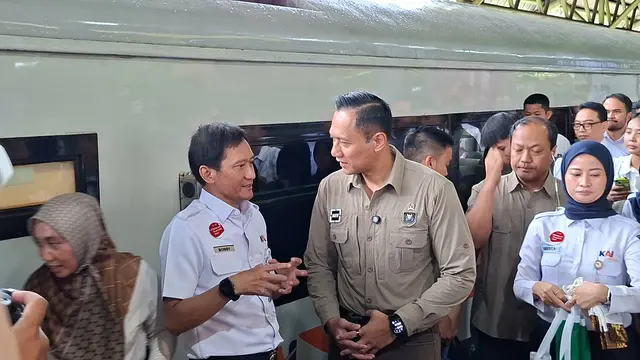 Menko Bidang Infrastruktur dan Pembangunan Kewilayahan, Agus Harimurti Yudhoyono (AHY) meninjau Stasiun Gambir, Jakarta, Selasa (23/12/2025). (Foto: Liputan6.com/Arief RH)