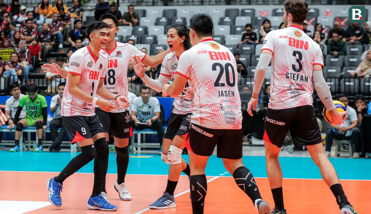 <p>Selebrasi para pemain Jakarta STIN BIN, Doni Haryono (kiri) dkk setelah mencetak angka saat menghadapi Palembang Bank SumselBabel pada laga perebutan peringkat ketiga PLN Mobile Proliga 2024 di Indonesia Arena, Senayan, Jakarta, Minggu (21/7/2024). Jakarta STIN BIN kalah 0-3 (17-25, 20-25, 18-25). (Bola.com/Bagaskara Lazuardi)</p>