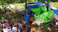 Polisi membongkar makam pria asal Rembang yang meningggal misterius. (Ahmad Adirin/Liputan6.com)