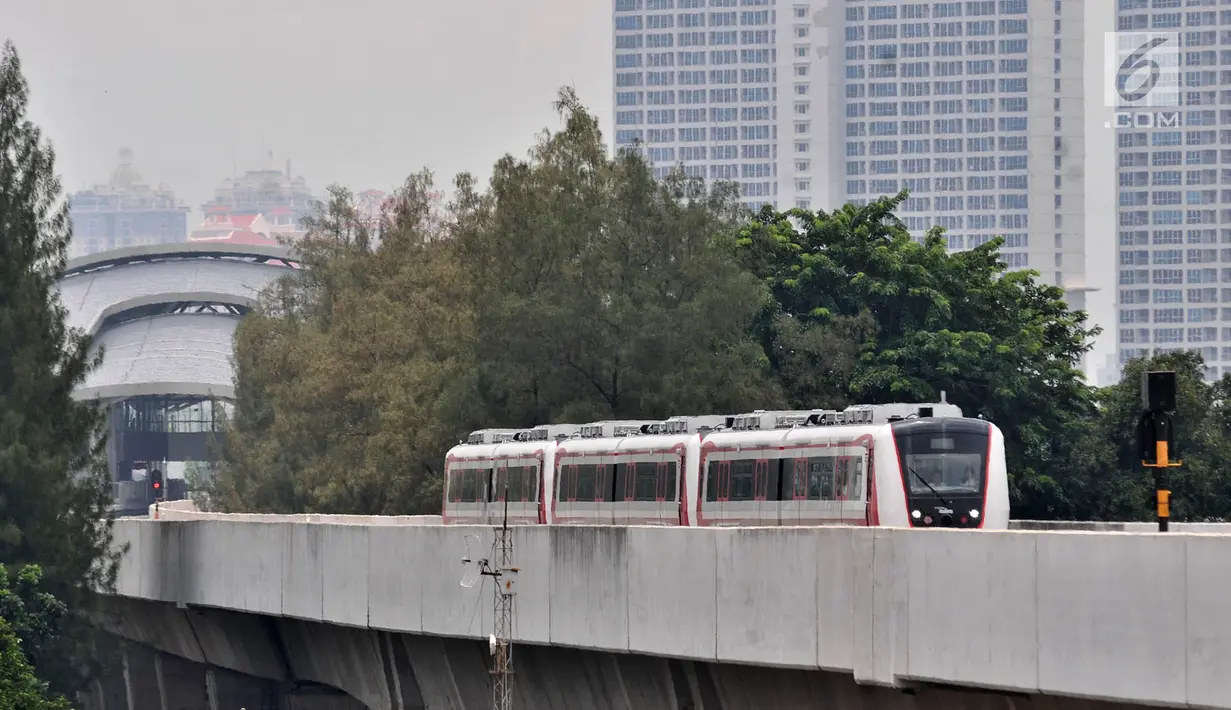 Rangkaian kereta LRT rute Kelapa Gading-Velodrome saat melakukan uji coba dari Stasiun Velodrome, Jakarta, Senin (25/2). Saat ini pembangunan LRT Kelapa Gading-Velodrome secara keseluruhan sudah mencapai 99,4 persen.  Merdeka.com/Iqbal S Nugroho)