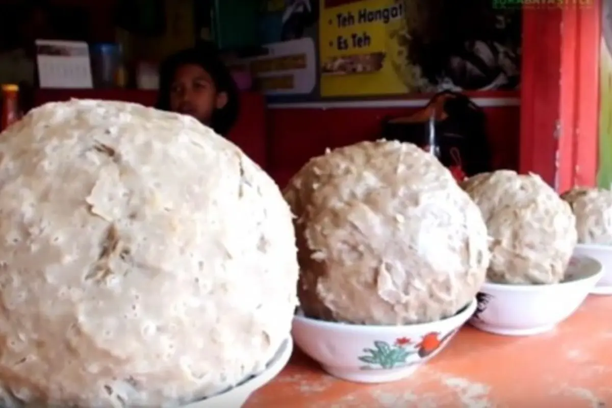 Mencicipi Lezatnya Bakso Raksasa di 4 Kedai Ciamik Ini