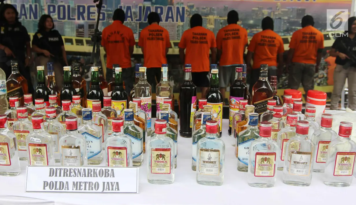 Barang bukti dan tersangka diperlihatkan saat rilis di Polda Metro Jaya, Jakarta, Jumat (20/4). Total barang bukti yang diamankan adalah 39.834 miras dalam berbagai kemasan mulai dari botol, plastik, jerigen, dan galon. (Liputan6.com/Arya Manggala)