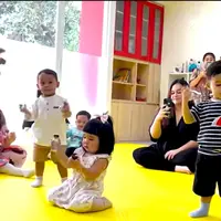 Tingkah anak-anak selebriti kerap mencuri perhatian. Berikut beberapa potret anak selebriti yang sekolah. Tampak Adzam, baby L dan Ameena sekolah di tempat yang sama. Berikut momen anak-anak selebriti saat sekolah. [Youtube/NATHALIE HOLSCHER]