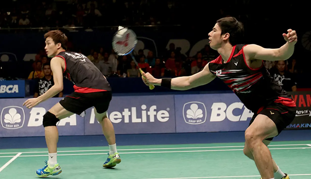 Ko Sung Hyun/Shin Baek Choel ganda putera Republik Korea menjadi juara setelah mengalahkan Fu Haifeng/Zhang Nan dari Tiongkok di final BCA Indonesia Open Premier Super Series 2015 di Istora Senayan Jakarta. (Bola.com/Peksi Cahyo)