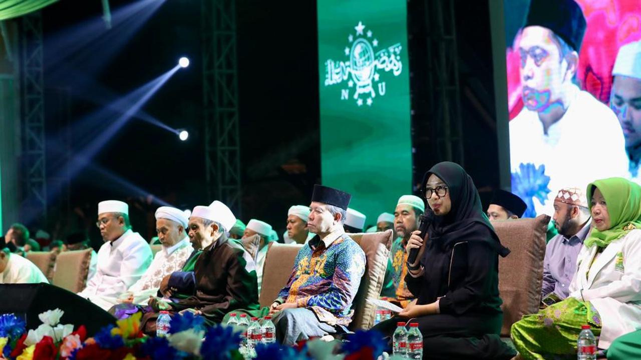 Bupati Banyuwangi Ipuk Fiestiandani (baju hitam) memberikan sambutan pada acara Genduren Agung memperingakti 1 Abad Harlah NU di Taman Blambangan Banyuwangi (Istimewa)