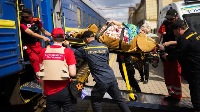 Kereta diubah menjadi transportasi medis di Ukraina