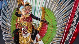 Peserta yang mengenakan kostum bertema HEAL (Kemanusiaan, Bumi, dan Kehidupan) mengikuti Jember Fashion Carnaval (JFC) ke-24 di Jember, Jawa Timur, Minggu (26/7/2026). (AFP/ Juni Krsiwanto)