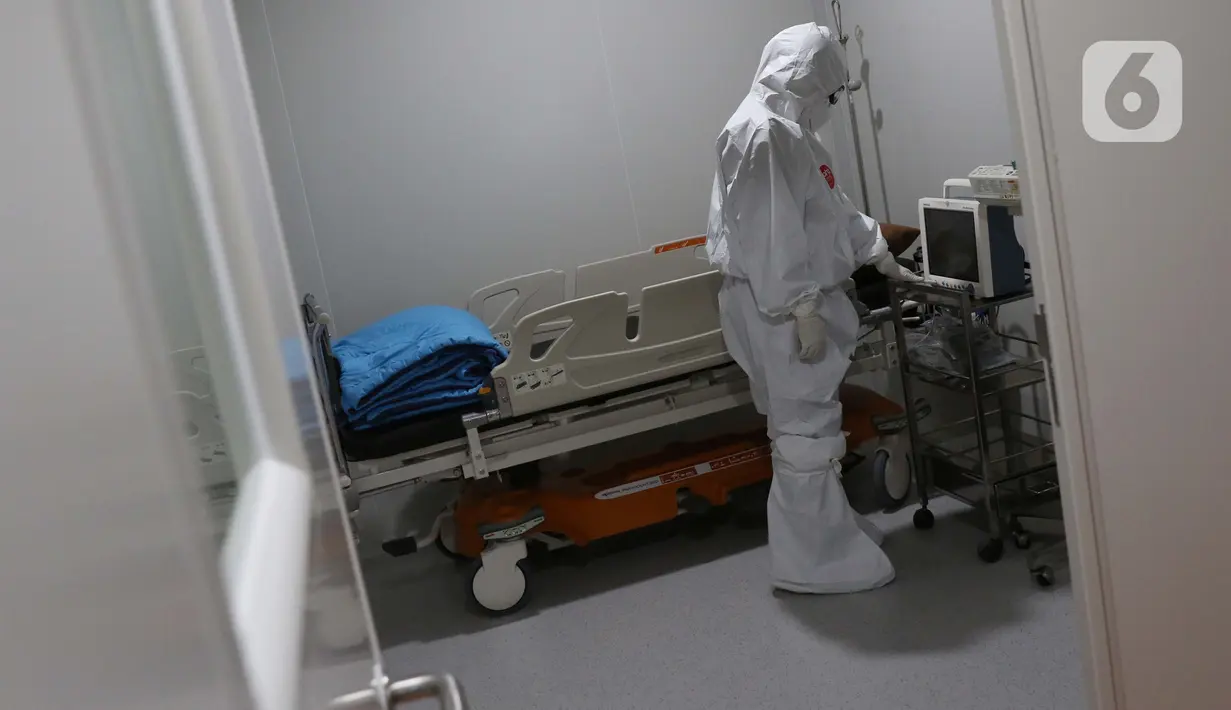 Tim dokter melakukan pengecekan persiapan ruang UGD di RS Pertamina Jaya, Jakarta, Senin (6/4/2020). Secara keseluruhan RSPJ memiliki kapasitas 160 tempat tidur dengan 65 kamar isolasi dengan negative pressure untuk merawat pasien yang positif Corona. (Liputan6.com/Helmi Fithriansyah)