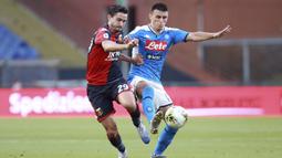Pemain Genoa, Francesco Cassata, berebut bola dengan pemain Napoli pada laga lanjutan Seria A di Stadion Comunale Luigi Ferraris, Kamis (9/7/2020) dini hari WIB. Napoli menang 2-1 atas Genoa. (Tano Pecoraro/LaPresse via AP)