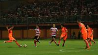 Madura United vs Hougang United pada uji coba di Stadion Gelora Ratu Pemalingan, Pamekasan, Minggu malam (4/3/2018). (Bola.com/Aditya Wany)